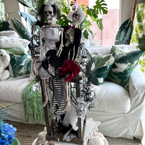 NEW! Spooky Halloween Bride & Groom Corpse Lantern Centerpiece - Picture 1 of 14